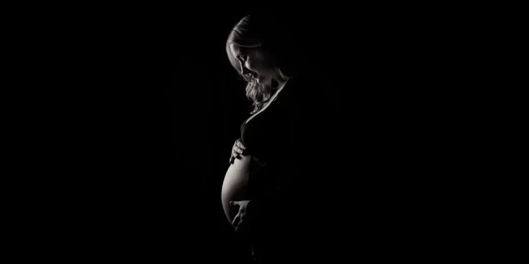 Fotografia ciążowa w studio: Kreowanie niezapomnianych sesji dla przyszłych mam